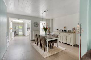 Deze mooie, recent gerenoveerde woning met 4 slaapkamers is gelegen in het centrum van Schoten nabij winkels, scholen, openbaar vervoer,...