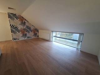 INDELINGGELIJKVLOERSAparte inkomhal met schoenenkast en houten trap naar de 1ste verdieping.1STE VERDIEPINGOverloop, toiletruimte met handenwasser,...