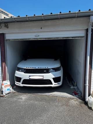 Deze afgesloten garagebox is gelegen in een afgesloten Residentie de Zeedijk te Oostende-Mariakerke.<br /><br />Via een automatische poort krijgt men toegang tot het afgesloten complex. De afgesloten garagebox is vlot toegankelijk en heeft volgende afmetingen:<br />Hoogte poort: 2,23 cm<br />Breedte poort: 2,79 cm<br />Diepte box: 6.28 cm<br />