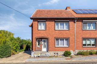 Op zoek naar een woning met veel potentieel op een gunstige locatie?<br />Deze halfopen bebouwing in Hasselt (Steenberg 51) biedt jou de ideale kans om een gezellig gezinshuis naar eigen smaak in te richten.<br />Op deze locatie zijn alle noodzakelijke voorzieningen en verbindingen binnen handbereik. Ideaal voor wie een comfortabele woonplek zoekt net buiten het centrum van Hasselt!<br /><br />De woning beschikt over een praktische indeling met voldoende leefruimte en mogelijkheden om te moderniseren:
<ul>
	<li>Inkomhal met toegang tot de leefruimte en trap naar verdieping</li>
	<li>Lichtrijke woonkamer met eet- en zithoek</li>
	<li>Keuken met aansluitende veranda en berging</li>
	<li>3 ruime slaapkamers op de eerste verdieping</li>
	<li>Garage, kelder en zolder zorgen voor veel opbergmogelijkheden</li>
	<li>Ruime tuin waar je volop kan genieten van rust en privacy</li>
</ul>
<br />Dankzij de halfopen ligging geniet je van extra lichtinval en een vlotte doorgang langs de zijkant van het perceel. De woning bevindt zich in een kindvriendelijke buurt met goede verbinding naar het centrum van Hasselt, scholen, winkels en het openbaar vervoer.<br /><br />Met de nodige opfrissingswerken kan je deze woning omtoveren tot een warme thuis, volledig afgestemd op jouw eigen wensen en stijl.<br /><br />👉 Troeven:
<ul>
	<li>Halfopen bebouwing met tuin</li>
	<li>3 volwaardige slaapkamers</li>
	<li>Rustige ligging nabij Hasselt centrum</li>
	<li>Op te frissen en te renoveren naar eigen wensen/behoeftes!</li>
</ul>
<br />Wil je deze woning bezichtigen of meer info? Contacteer ons voor een afspraak!