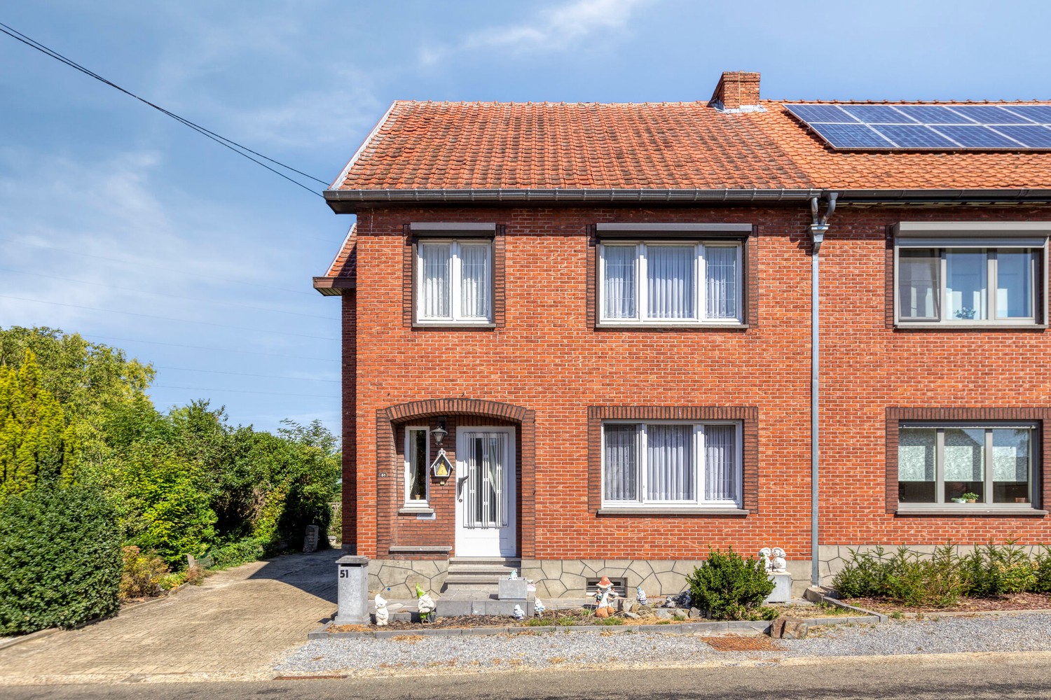 Op te frissen woning met 3 slaapkamers, garage en tuin - foto 1