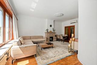 <p>Charmante gesloten woning in Merksem, rustig gelegen nabij scholen, openbaar vervoer en belangrijke invalswegen.<br /><br />Deze gezinswoning combineert een praktische indeling met een aangename woonomgeving en een royale tuin van 100 m². Dankzij de dubbele oprit en de ruime garage behoren parkeerproblemen hier tot het verleden en beschik je over voldoende plaats voor meerdere wagens, fietsen of extra opslagruimte. De grote tuin vormt een heerlijke plek om te ontspannen, te spelen of gezellig te tafelen met familie en vrienden. Bovendien woon je hier in een rustige straat met winkels, scholen, openbaar vervoer en dagelijkse voorzieningen binnen handbereik. Een ideale woning voor wie comfortabel wil wonen.<br /><br />Belangrijkste ruimtes:<br />• Inkomhal<br />• Ruime woonkamer met aangename lichtinval<br />• Oprit en garage met aansluiting voor wasmachine en droogkast<br />• Twee bergingen ideaal als extra opslagruimte<br />• Apart toilet<br />• 3 volwaardige slaapkamers<br />• Tuin van 100m² met veel ruimte om te genieten van het buitenleven<br /><br />Troeven:<br />• Dubbele oprit en ruime garage met veel parkeermogelijkheden<br />• Ideale woning voor je gezin<br />• Centrale ligging nabij scholen, openbaar vervoer, park en invalswegen<br /><br />Neem vandaag nog contact op met je ERA-makelaar voor een bezoek. JOUW DROOMHUIS. ZO GEVONDEN!</p>