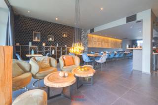 OVERNAME HANDELSZAAKGelegen in het midden van de jachthaven langs de wandelpromenade tussen Nieuwpoort-Bad en Nieuwpoort-Stad vindt wij deze...