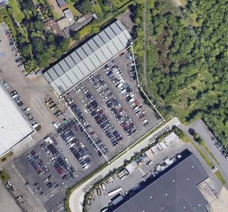 Magazijn 1.782m² met terrein 5.000m² te huur in Kontich Industrie , zeer goed gelegen aan de op- en afrit van de E19 in Kontich.