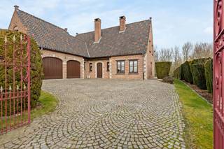 Graag bieden wij u deze zeer solide en goed onderhouden villa aan, gelegen in het centrum van Herne en achteraan grenzend aan natuurgebied. Op...