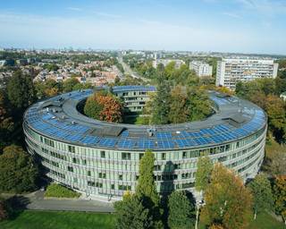 Uitstekend gelegen kantoren/polyvalente ruimtes van 670 m² te huur langs de bedrijvige Terhulpensesteenweg op amper +/- 3 km van de E411...