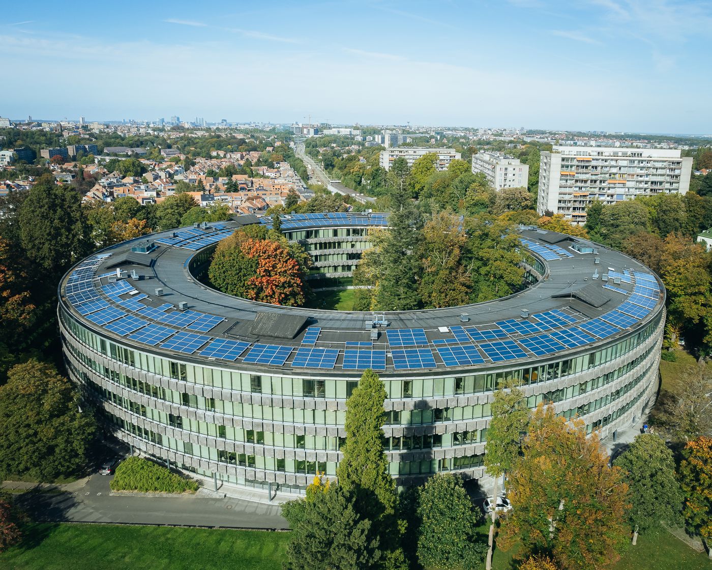 670 m² lichtrijke polyvalente ruimtes in iconisch gebouw - foto 2