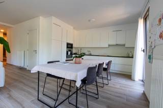 <div><div> <p>Gelijkvloers nieuwbouwappartement met tuin en autostaanplaats.</p><p>Ruim en hoogwaardig afgewerkt nieuwbouwappartement van 104 m², gelegen op de gelijkvloerse verdieping en voorzien van een aangelegde tuin en terras. Het appartement beschikt over een inkomhal met gastentoilet, een ruime leefruimte met open keuken en grote raampartijen die zorgen voor een aangename lichtinval. De volledig ingerichte keuken is voorzien van alle nodige toestellen. Verder beschikt het appartement over twee slaapkamers, waarvan één met een aparte dressingkamer. De badkamer is uitgerust met een ligbad en een dubbele wastafel. Inclusief ondergrondse autostaanplaats en kelderberging. Algemene onkosten: € 70/maand. Een ruim en instapklaar nieuwbouwappartement met tuin, terras en ondergrondse autostaanplaats.</p></div> </div>