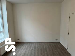 1-slaapkamer appartement op de 2e verdieping van een volledig vernieuwd gebouw op een goede locatie met vlotte verbinding.<br /><br />Indeling: leefruimte, volledig geïnstalleerde open keuken, aparte slaapkamer, badkamer met douche.<br /><br />De studio zo goed als nieuw en werd gerenoveerd met hoogwaardige materialen.<br /><br />Gelegen in een rustige straat nabij de Italiëlei. Op wandelafstand kan u naar het bruisende Eilandje of Park Spoor Noord. In de nabijheid bevinden zich ook tal van horecazaken en haltes voor het openbaar vervoer. Verder is er een vlotte verbinding met alle invalswegen van en naar de Stad.<br /><br />€ 20 gemeenschappelijke kosten/maand.<br /><br />EPC: 83 kWh/m²<br /><br />Meer info?<br />Contacteer het kantoor van IMMO SP in Antwerpen via info@immosp.be of 03 226 20 40.