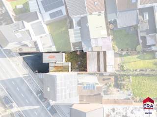 <p>Op zoek naar de ideale plek om uw droomwoning te realiseren? Deze bouwgrond in Gijzegem biedt een uitstekende opportuniteit voor het oprichten van een gesloten bebouwing, gelegen op een bijzonder gunstige locatie nabij een belangrijke invalsweg. Hierdoor geniet u van een vlotte bereikbaarheid richting Aalst, Dendermonde en omliggende gemeenten.</p>

<p>Het perceel heeft een oppervlakte van 176 m² en is perfect geschikt voor een moderne en energiezuinige gezinswoning. Dankzij de doordachte ligging combineert deze bouwgrond praktische bereikbaarheid met een aangename woonbeleving.</p>

<p>Een extra troef is het mooie zicht op groen, wat zorgt voor een rustgevend gevoel. Winkels, scholen en openbaar vervoer bevinden zich in de directe omgeving en zijn vlot bereikbaar.</p>

<p>Kortom, deze bouwgrond vormt de perfecte basis voor wie op zoek is naar een goed gelegen perceel met potentieel, in een aangename en groene omgeving.<br /><br />P-score: B<br />G-score: B</p>

<p>Interesse? Neem gerust contact op voor meer informatie op 053 41 20 25.</p>