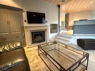 <p><strong>Rustig gelegen vrijstaande woning met 4 slaapkamers, 2 badkamers, bureauruimte, dubbele garage en prachtige tuin op een perceel van 1.098 m².</strong></p>
<p>Op een rustige locatie in een <strong>doodlopende straat in Retie</strong> bevindt zich deze bijzonder ruime en comfortabele vrijstaande woning. Met maar liefst <strong>374 m² bewoonbare oppervlakte</strong> biedt deze woning volop ruimte en mogelijkheden voor wie op zoek is naar een aangename gezinswoning met een hoogwaardige en praktische indeling.</p>
<p>Bij het binnenkomen wordt u verwelkomd in een <strong>ruime inkomhal</strong> met gastentoilet. De woning beschikt over een gezellige zithoek en een bijzonder ruime <strong>woon- en eetkamer</strong>, die dankzij de royale oppervlakte tal van mogelijkheden biedt voor een sfeervolle inrichting.</p>
<p>De <strong>ingerichte keuken</strong> sluit mooi aan bij de leefruimtes en vormt een praktische basis voor het dagelijkse gezinsleven. Verder is er op het gelijkvloers een <strong>moderne badkamer met inloopdouche</strong> en een afzonderlijke wasruimte, voorzien van bijzonder veel <strong>ingemaakte kasten</strong>.</p>
<p>Een grote troef is de <strong>ruime garage met plaats voor twee wagens</strong>. Daarnaast beschikt de woning over een omvangrijke <strong>bergkelder</strong>, ideaal voor extra opslagruimte.</p>
<p>Op de bovenverdieping bevinden zich <strong>vier ruime slaapkamers</strong> en een <strong>grote badkamer</strong>. Op de tussenverdieping is bovendien een afzonderlijke <strong>bureauruimte</strong>, ideaal als thuiswerkplek, hobbyruimte of studeerkamer.</p>
<p>Buiten geniet u van een <strong>prachtige, ruime tuin</strong> op een perceel van <strong>1.098 m²</strong>. Het <strong>overdekte terras</strong> is de ideale plek om in alle rust te genieten van de groene omgeving en de buitenruimte.</p>
<h3>Troeven</h3>
<ul>
<li>
<p>Vrijstaande woning in een rustige, doodlopende straat</p>
</li>
<li>
<p><strong>374 m² bewoonbare oppervlakte</strong></p>
</li>
<li>
<p><strong>Perceel van 1.098 m²</strong></p>
</li>
<li>
<p>4 ruime slaapkamers</p>
</li>
<li>
<p>2 badkamers</p>
</li>
<li>
<p>Moderne badkamer met inloopdouche</p>
</li>
<li>
<p>Afzonderlijke bureauruimte</p>
</li>
<li>
<p>Ruime woon- en eetkamer</p>
</li>
<li>
<p>Ingerichte keuken</p>
</li>
<li>
<p>Wasruimte met veel ingemaakte kasten</p>
</li>
<li>
<p>Dubbele garage</p>
</li>
<li>
<p>Ruime bergkelder</p>
</li>
<li>
<p>Prachtige tuin</p>
</li>
<li>
<p>Overdekt terras</p>
</li>
<li>
<p>Vloerverwarming</p>
</li>
<li>
<p>Verwarming op mazout</p>
</li>
<li>
<p><strong>EPC-label C</strong></p>
</li>
<li>
<p><strong>Onmiddellijk beschikbaar</strong></p>
</li>
</ul>
<h3>Huurvoorwaarden</h3>
<p>De <strong>basishuurprijs bedraagt € 1.800 per maand</strong>.</p>
<p>Daarbovenop wordt <strong>€ 200 per maand</strong> aangerekend voor het onderhoud van de tuin door een externe tuinman en voor het gebruik van <strong>elektriciteit en water</strong>.</p>
<p><strong>Huurprijs: € 1.800 + € 200 per maand</strong></p>
<p>Huurwaarborg: <strong>3 maanden huur</strong>.</p>
<p>De woning is <strong>onmiddellijk beschikbaar</strong>.</p>
<p>Een unieke kans voor wie op zoek is naar een <strong>zeer ruime vrijstaande woning met veel comfort, privacy en een prachtige tuin</strong>, gelegen in een rustige omgeving in Retie.</p>