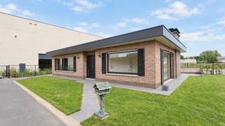 Deze aangename alleenstaande gelijkvloerse woning geniet van een rustige en vlot bereikbare ligging. Vanuit de woning zijn winkels, scholen, openbaar vervoer en belangrijke invalswegen gemakkelijk bereikbaar. <br /><br />De woning omvat een inkomhal die toegang biedt tot de lichtrijke woonkamer met aansluitend de keuken. De keuken is volledig geïnstalleerd en voorzien van een oven, keramische kookplaat, dampkap, spoeltafel en vaatwasmachine. Aansluitend is er een handige keukenberging.<br /><br />Via de nachthal bereiken we de drie slaapkamers, de badkamer en het afzonderlijke toilet. De badkamer werd volledig vernieuwd en beschikt over een badkamermeubel met dubbele wastafel en een ruime inloopdouche. Grenzend aan de badkamer bevindt zich nog een praktische berging, ideaal als wasplaats.<br /><br />Achteraan de woning bevinden zich de garage en een ruime extra berging.<br />Buiten beschikt de woning over een bijzonder ruime oprit langs de zijkant, waar maar liefst vier wagens kunnen worden geparkeerd. De tuin bevindt zich voornamelijk aan de voor- en zijkant van de woning. Aansluitend aan de woonkamer is er bovendien een gezellig terras, ideaal om buiten te genieten.<br /><br /><strong>TROEVEN</strong>:
<ul>
	<li>Volledig gelijkvloerse, alleenstaande woning</li>
	<li>3 slaapkamers</li>
	<li>Volledig vernieuwde badkamer</li>
	<li>Nieuwe keukenapparatuur</li>
	<li>Ruime oprit voor meerdere wagens</li>
	<li>Tuin aan de voor- en zijkant</li>
	<li>Aansluitend aan de woonkamer een gezellig terras</li>
	<li>Overal dubbele beglazing met rolluiken</li>
	<li>Centrale verwarming op aardgas</li>
	<li>Regenwater aanwezig, 10.000 liter</li>
	<li>Volledig opnieuw geschilderd en voorzien van verlichting</li>
	<li><strong>Onmiddellijk beschikbaar</strong>! </li>
</ul>
Een gezellige en praktische woning met een aangename buitenruimte, ideaal voor wie op zoek is naar comfortabel en volledig gelijkvloers wonen in Roeselare.<br /><br /><u>Wenst u graag een bezoek aan instapklare gelijkvloerse woning?</u> <br />Surf naar <u>www.dicasa.be</u>, open de pagina van deze woning en vul via de knop 'Bezoek aanvragen' een kort profiel in.<br />Vervolgens nemen wij contact met u op om een bezoek in te plannen. Telefonisch kunnen geen afspraken worden gemaakt.