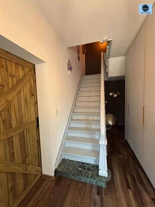 <p><span>GERENOVEERDE WONING MET 3 SLAAPKAMERS</span></p><p><span>Richtprijs : 349.000 euro</span></p><p><span> </span></p><p><span>Deze woning is gelegen nabij het stadscentrum van Geraardsbergen, belangrijke invalswegen, scholen en openbaar vervoer.</span></p><p><span>Beneden treft u de inkomhal, toilet, living en aparte eetruimte met open keuken.</span></p><p><span>Boven zijn er 3 slaapkamers en de badkamer voorzien van toilet, lavabo en bad.</span></p><p><span>De zolder, bereikbaar via een vaste trap, biedt de mogelijkheid tot het creëren van 2 extra slaapkamers en een badkamer ( aansluiting al voorzien).</span></p><p><span>De woning wordt verwarmd op aardgas en beschikt over dubbele beglazing in PVC.</span></p><p><span>Kelder aanwezig.</span></p><p><span>Vooraan is er veel parkeermogelijkheid en een garage met sectionaal poort.</span></p><p><span>Achteraan geniet u van een ruim terras en leuke tuin.</span></p><p><span> </span></p><p><span>TROEVEN : - gunstig EPC B</span></p><p><span>                       - nieuw geïsoleerd dak</span></p><p><span>                       - mogelijkheid extra kamer en badkamer</span></p><p><span> </span></p><p><span>KORTOM EEN TOPPER!!</span></p><p><span> </span></p><p><span>Voor meer info of bezoek bel Louis op 0472/29.25.04 of mail naar louis@svena.be</span></p><p><span> </span></p><p><span>Deze gegevens zijn louter informatief en wij kunnen niet aansprakelijk gesteld worden voor eventuele onjuistheden.</span></p><p><span>De bewoonbare oppervlakte is slechts indicatief.</span></p><p><span> </span></p>