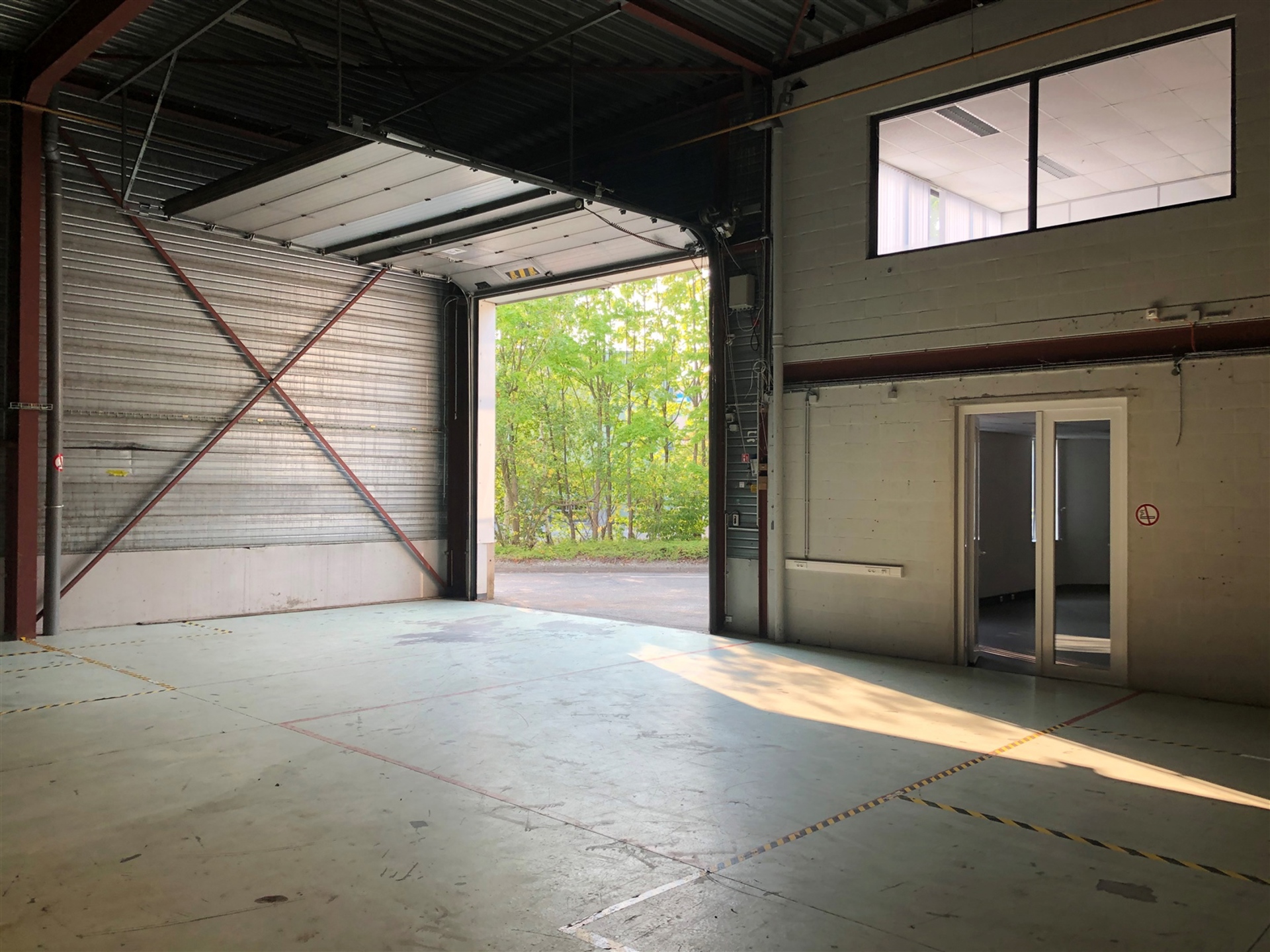 Aartselaar: Magazijn 547m² met aangename kantoren 288m² - foto 4