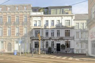 Ce magnifique bureau avec une façade orientée au sud et une forte apparence historique offre une opportunité unique d'établir un bureau exclusif dans un emplacement central à Gand avec de nombreux passages. Pendant des années, le bâtiment a abrité le célèbre magasin Twiggy, un nom bien connu du public gantois, et est donc très reconnaissable.<br /><br />Le bâtiment a été rénové avec le souci du détail par le célèbre cabinet d'architecture De Vylder Vinck Taillieu, tout en conservant son caractère authentique. L'espace est idéal pour un aménagement de bureau de qualité qui met l'accent sur l'expérience et l'apparence.<br /><br />La cour privée permet d'échapper agréablement à l'agitation de la ville et, grâce aux grandes fenêtres, elle est également visible à l'intérieur.<br /><br />Situé près de la Vlaanderenstraat, à distance de marche du centre et à proximité du parking Zuid, le bâtiment est facilement accessible et entouré d'un environnement animé.<br /><br />Le rez-de-chaussée et le sous-sol sont idéaux pour le commerce, le premier étage est parfait comme bureau. L'ensemble du bâtiment peut également être loué comme bureau et offre des possibilités d'agrandissement jusqu'à 650 m². <br /><br />Surface :<br />- Sous-sol : 167 m²<br />- Rez-de-chaussée : 167 m²<br />- Premier étage : 167 m²<br />- Total : 500 m²<br /><br />Spécifications :<br />- Panneaux solaires<br />- Chauffage central au gaz naturel<br />- Ascenseur <br />- Douche<br />- Sanitaire<br /><br />Disponibilité :<br />Pour discuter.<br /><br />Êtes-vous intéressé par ce bureau à louer dans le centre de Gand ? N'hésitez pas à nous contacter au 09 245 35 35 ou à business.gent@dewaele.com