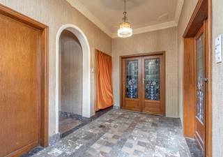 Located in the center of Itterbeek, this charming 1938 building in need of renovation is full of character and potential. Thanks to its combination...