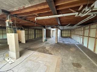 Deze ruime handelsruimte, gelegen op slechts 500 meter van het centrum van Merelbeke, biedt talloze mogelijkheden. Het pand was jarenlang...