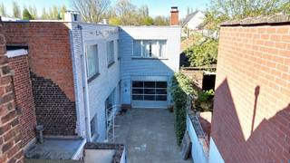 BUITENKANS! Woning met magazijn
Op zoek naar een ruime woning met extra opslag- of werkruimte? Dan is deze eigendom absoluut het ontdekken waard.
Deze veelzijdige grondig te renoveren woning geniet van een gunstige ligging op de grens van Sint-Amandsberg en Destelbergen en combineert comfortabel wonen met een uitzonderlijke troef: een ruim magazijn van maar liefst 117 m².
De woning is gelegen op een perceel in tweede bouwlijn, bereikbaar via een private oprit. Hierdoor geniet u van extra rust, privacy en een aangenaam gevoel van veiligheid.
Indeling
Via de inkomhal komt u binnen in de woning. Deze beschikt over een gastentoilet en toegang tot de kelder. Vanuit de hal bereikt u de ruime leefruimte met open keuken, ideaal als centrale plek voor het dagelijkse gezinsleven.
Op de eerste verdieping bevindt zich een gezellige leefruimte met haard, met zicht op de private oprit en het achterliggende platte dak van het magazijn.
Daarnaast beschikt de woning over vier ruime slaapkamers, waardoor er voldoende plaats is voor een gezin, thuiswerk of hobbyruimtes. De grote badkamer is uitgerust met een ligbad en er is tevens een afzonderlijk toilet.
Ruim magazijn
De absolute troef van deze eigendom is het ruime magazijn van 117 m². Dankzij de grote en hoge toegangspoort is de ruimte vlot toegankelijk en bijzonder geschikt voor uiteenlopende doeleinden.
Het magazijn beschikt bovendien over een apart toilet en een berging en biedt tal van mogelijkheden voor bijvoorbeeld opslag, een werkplaats, zelfstandige activiteit of het uitoefenen van een hobby.
Een ruime en veelzijdige eigendom met een uitzonderlijk potentieel, ideaal voor wie wonen wil combineren met werken, ondernemen, hobby's of extra opslagruimte.
📍 Sterke troeven op een rij:
Gunstige ligging op de grens van Sint-Amandsberg en Destelbergen
Perceel in tweede bouwlijn
Groot magazijn
4 ruime slaapkamers
Een eigendom met ruimte, privacy en mogelijkheden die u niet elke dag tegenkomt. Zeker een bezoek waard!
De prijs is een vanafprijs. Afbeeldingen zijn met behulp van AI gemaakt, dit is niet de werkelijkheid maar bedoeld om een idee te geven.
Exclusief te koop aangeboden via de Oximo online verkoopsprocedure. Voor registratie en aanvaarding van de verkoopsvoorwaarden zie www.oximo.be.