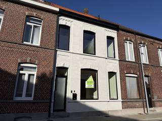 Deze karaktervolle, volledig instapklare woning in het centrum van Beveren-Roeselare is ideaal voor wie de charme van authenticiteit wil...