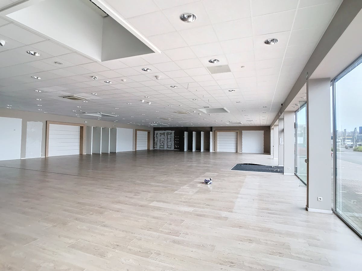 Ruime baanwinkel in Veurne - foto 1