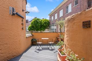 <strong>Unieke stadswoning met terras en panoramisch zicht op het Gravensteen</strong><br /><br />Deze karaktervolle stadswoning is gelegen in de rustige Zeugsteeg, midden in het historische Patershol, op wandelafstand van de Korenmarkt, de Graslei, gezellige restaurants, winkels en het openbaar vervoer.<br /><br />Op het gelijkvloers bevinden zich een slaapkamer, bureauruimte, badkamer en gastentoilet. De eerste verdieping vormt het leefgedeelte met een lichtrijke woonkamer, volledig uitgeruste keuken en een ruim terras. Op de tweede verdieping zijn er twee slaapkamers, een dressing en een apart toilet. De bovenste verdieping biedt een veelzijdige ruimte met een spectaculair panoramisch zicht op het Gravensteen dankzij het grote uitklapbare Velux-raam.<br /><br />Verder beschikt de woning over een wijnkelder, 8 zonnepanelen en is er de mogelijkheid tot aankoop van een garagebox.<br /><br /><strong>Troeven</strong><br />+ Toplocatie in het historische Patershol<br />+ 3 slaapkamers<br />+ Ruim zonneterras<br />+ Panoramisch zicht op het Gravensteen<br />+ Wijnkelder<br />+ 8 zonnepanelen<br />+ Mogelijkheid tot aankoop garagebox<br /><br />Interesse? Contacteer info@oko.immo of 0488 04 13 58.
