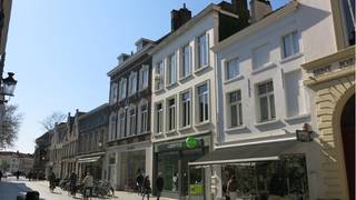 <strong>Gouden Driehoe</strong>k Brugge - <strong>OPBRENGSTEIGENDOM</strong> met een Handelsgelijkvloers en 2 Appartementen op een commerciele topligging in de <strong>Noordzandstraat</strong>, één van de belangrijkste winkelstraten in het centum van Brugge. Uitstekend gelegen vlakbij 't Zand, het Concertgebouw, het busstation, parking Zilverpand en parking 't Zand!<br />Ook vlakbij alle modaliteiten die de Brugse binnenstad te bieden heeft! De Noordzandstraat vormt samen met o.a. de Zuidzandstraat en de Wollestraat een van de drukste en meest centrale assen van het <strong>toeristische stadscentrum!</strong><br />+ Gouden Driehoek!<br />+ Momenteel 100% verhuurd!<br />+ Interessante vastgoedinvestering!<br />+ Uitstekende mobiscore 9,4 op 10! <br /><br />Handelsgelijkvloers met etalage, ruime commerciële ruimte, 2 afzonderlijke bureel- of consultatieruimtes, keuken en toilet. Reeds geruime tijd verhuurd aan gekend hoorcentrum! Bruikbare vloeroppervlakte 135 m²<br />Energielabel C!<br /><br />Het appartement op de 1e verdieping omvat een inkom, lichtrijke leefruimte, ingerichte keuken, 1 ruime slaapkamer, badkamer met ligbad en voorziening wasmachine, toilet en een ruim terras.<br />Bruikbare vloeroppervlakte 105 m²<br />Energielabel C! <br /><br />Het appartement op de 2e verdieping omvat een inkom, lichtrijke leefruimte, ingerichte keuken, 2 slaapkamers, badkamer met ligbad en een afzonderlijk toilet en toegang tot zolder. Energielabel E <br />Bruikbare vloeroppervlakte 88 m²<br /><br />Vastgoedinformatie in aanvraag.<br />#vastgoedinvestering #opbrengsteigendom #brugge<br /><br />Totale grondoppervlakte 147 m²