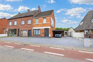 <p>Move-in-ready semi-detached home on 945 m²</p><p>The parking area and 4 garages immediately catch your eye—and that’s a huge plus—as are the 6 bedrooms!</p><p>It’s a large home with plenty of possibilities, laid out as follows: entryway, office or bedroom, living room, fully equipped kitchen with all appliances, and an adjoining cozy porch. Downstairs, there’s also a practical bathroom and a double garage; outside, there’s a man cave and two carports. The huge garden faces the sun and can be used for all sorts of purposes.</p><p>The staircase leads upstairs to a large landing that connects to 5 bedrooms. A fixed staircase takes you to a spacious, finished attic with room for 1 to 2 bedrooms. With 6 to 7 bedrooms, this home is perfect for a large (newly formed) family.</p><p>Be sure to come take a look soon and see for yourself :)</p><p>EPC label C—no asbestos; electrical certificate is up to code</p><p>Disclosure requirements: Vg, Wg, Gmo, Gvkr, Gvv, P-score: A, G-score: A. This is not an offer; all information is subject to material errors and/or changes. The listed square footage is for reference only.</p>