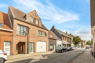 <p>Ligging:<br />Gelegen in hartje centrum van Turnhout in een rustige straat vlakbij het commercieel centrum, openbaar vervoer, station, scholen en met een vlotte verbinding naar hoofdwegen. <br /><br /></p>
<p>Omschrijving:<br />Deze ruime én energiezuinige (EPC label B) woning werd recent volledig vernieuwd, is volledig instapklaar en kan perfect dienst doen als zorgwoning voor bv. inwonende ouders of kinderen of voor een praktijk aan huis. <br />Op het gelijkvloers vinden we een ruime inkomhal met vestiaire, een grote inpandige garage met hoge sectionaalpoort en achteraan een zorgwoning met keuken, badkamer met toilet en inloopdouche, een leefruimte, een berging en een slaapruimte. Wat meteen opvalt zijn de stijlvolle, frisse materialen en het uitstekend onderhoud. Via de leefruimte kan men de gezellige tuin bereiken. Op de eerste verdieping vinden we de tweede woonst met woonkamer, keuken, berging met wasplaats, toilet en een zeer ruim (overdekt) dakterras. Vervolgens vinden we op de tweede verdieping 3 ruime slaapkamers (waarvan één dressing met ingemaakte kasten) en de badkamer dewelke voorzien is van ligbad en douche. Via een vlizotrap kan men ook de geïsoleerde bergzolder bereiken. <br />De kangoeroewoning biedt met een bewoonbare oppervlakte van 277m² tal van mogelijkheden met oog op de toekomst.</p>