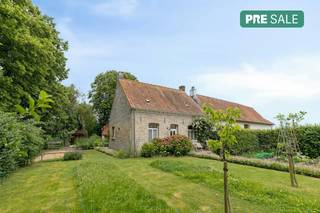 De eigendom wordt aangeboden via de Pre-sale formule. Op dinsdag 30/06 tussen 17u - 19u of zaterdag 04/07/2026 tussen 14u - 16u kan u deze woning op afspraak komen bezichtigen en uiterlijk op dinsdag 07/07/2026 om 17u een bod uitbrengen. De vermelde prijs is een instelprijs.Verscholen in het groen van Lampernisse, een charmante deelgemeente van Diksmuide, vindt u deze unieke woning waar rust, natuur en comfort samenkomen. Omringd door het uitgestrekte polderlandschap van de Westhoek geniet u hier dagelijks van een uitzonderlijke woonomgeving, terwijl Veurne en de Belgische kust vlot bereikbaar zijn.De woning werd in 2018 grondig gerenoveerd door architect Vanhulle, met veel aandacht voor authenticiteit, karakter en hedendaags wooncomfort. Bovendien werd ze ingericht met het oog op levenslang wonen, aangezien alle leefruimtes zich op het gelijkvloers bevinden.De lichtrijke leefruimte met massieve parketvloer biedt een prachtig uitzicht op de achterliggende velden. De sfeervolle keuken is uitgerust met een Falcon oven, arduinen werkbladen en eiken lades en sluit naadloos aan op de eetplaats. Verder beschikt de woning over drie slaapkamers, waarvan één met ensuite badkamer, een tweede badkamer en een afzonderlijk toilet.Extra troeven zijn de praktische kelder en de ruime zolder (circa 65 m²), die mogelijkheden biedt voor het creëren van extra ruimtes.Buiten wacht een prachtig aangelegde, zuidwestgerichte tuin (774 m²) waar het instant vakantiegevoel centraal staat. Geniet van zonnige terrassen, een petanquebaan, charmante cabane en een eigen moestuin. Aan de voorzijde zijn er bovendien vier private parkeerplaatsen en een garage.Een uitzonderlijke woning voor wie op zoek is naar stijlvol wonen in alle rust, midden in de natuur en toch nabij alle voorzieningen.De eigendom wordt aangeboden via de Pre-sale formule. Van 30/06/2026 om 00:00 tot 07/07/2026 om 17:00 kan u de woning op afspraak komen bezichtigen en een bod uitbrengen. De vermelde prijs is een instelprijs. Voor meer info, gelieve contact op te nemen met de dossierverantwoordelijke.Bestuursmaatregelen in het maatregelenregister: nee