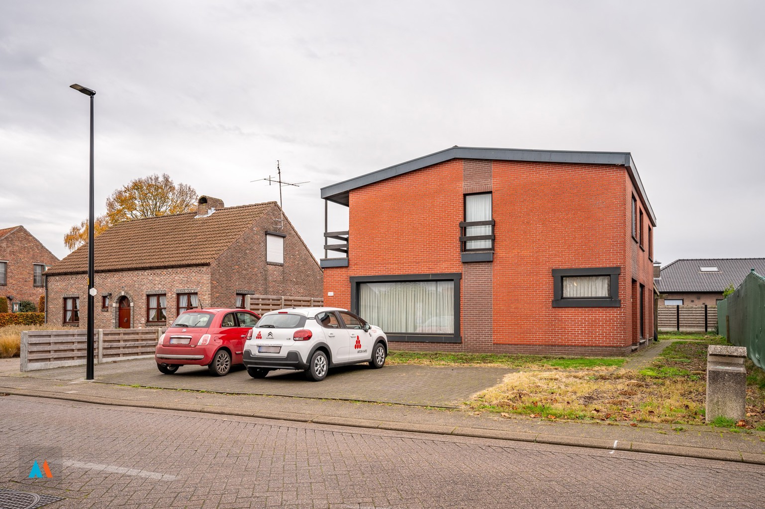 Vrijstaande woning met praktijkruimte en garage - foto 1