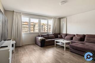 Op zoek naar een gezellig appartement met één slaapkamer op een centrale locatie in Deurne? Search no more!<br /><br />Gelegen op wandelafstand van winkels, scholen, horeca en openbaar vervoer geniet je hier van optimaal wooncomfort. Bovendien bereik je de Antwerpse Ring en het stadscentrum in een mum van tijd – ideaal voor wie mobiliteit belangrijk vindt.<br /><br />Het appartement bevindt zich op de tweede verdieping van het gebouw en omvat een inkomhal met directe toegang tot de aparte slaapkamer. De badkamer werd voorzien van een ligbad, toilet en lavabo. De woonkamer is zeer lichtrijk door de vele raampartijen en heeft een open keuken.<br /><br />Een uitstekende opportuniteit voor starters en investeerders die op zoek zijn naar een slimme investering!<br /><br />Heb je na het bekijken van de virtuele tour nog vragen? Of breng je graag een bezoek ter plaatse?<br /><br />Bel Dries op 0470/107 217.<br /> 