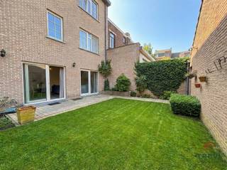 <p><span>Situé au coeur de Braine-le-Comte, au rez-de-chaussée d'une belle petite copropriété, magnifique appartement deux chambres avec jardin. Il se compose d'un hall d'entrée avec WC séparé, d'un spacieux séjour de 30 m² s'ouvrant directement sur la terrasse et le jardin. Une cuisine entièrement équipée de 12 m², deux chambres confortables de 12,5 et 13 m², une salle de bain entièrement carrelée (baignoire, meuble double vasque, grand miroir avec spots et WC). Grande cave et boxe de garage privatif. Excellente performance énergétique (PEB B), chauffage central au gaz et adoucisseur d'eau. Gare et centre-ville accessibles à pied! Loyer mensuel : 950€ + 250€ de provisions pour les charges communes, la consommation de gaz et d'eau. Disponible au 1er avril 2026. Infos et visites : 02/355.50.55</span></p><p><span> </span></p><p><span> </span></p><p><span> </span></p>