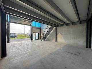 Recent en goed gelegen magazijn in het industriepark "Grote Nest" te Evergem, langs het kanaal Gent-Terneuzen en met een uitstekende...