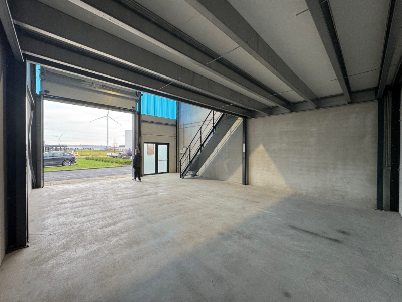 Magazijnruimte van 88 m² met mezzanine (±35 m²) en parking in Evergem - photo 2