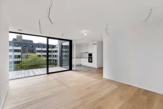 Residentie Zuid 45 is een kleinschalige nieuwbouw aan de rand van het historische centrum van Veurne, op de kop van de Zuidstraat. <br />Alle leefappartementen hebben een energiezuinig karakter met een E-peil van maximum 30 en beschikken onder andere over vloerverwarming, ventilatiesysteem D en half massief parket in bijna alle ruimtes. <br /><br />Het appartement bevindt zich op de tweede verdieping en werd op plan ingedeeld als volgt:<br />Inkom, berging, toilet, open keuken, leefruimte met zuidgericht terras, 2 slaapkamers en badkamer met inloopdouche.<br /><br />Mogelijkheid tot aankoop van een autostaanplaats nabij.<br /><br />Appartement: 85,18 m²<br />Terras: 11,80 m²