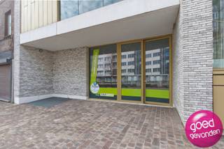 <strong>HANDELS- OF KANTOORPAND van 82 m² </strong>met uitstekende visibiliteit en gegarandeerd rendement in Tongeren.<br /><br />Op een absolute topligging aan de ring van Tongeren, vlak aan een rood licht en met een uitzonderlijke hoge visibiliteit, bevindt zich dit gelijkvloerse handels- of kantoorpand in een volledig nieuwe residentie.<br /><br />Het pand heeft een bruikbare oppervlakte van 82 m² en bevindt zich op het gelijkvloers, waardoor het geniet van maximale zichtbaarheid en toegankelijkheid. Dankzij de ligging in het centrum en de voortdurende voorbijgangers- en verkeersstroom is dit een commercieel uiterst interessante locatie.<br /><br /><strong>VRIJHEID</strong><br /><br />Het betreft een nieuwbouw die voldoet aan alle huidige normen. De binnenruimte is casco (ruwbouw), water- en winddicht en voorzien van de nodige elektrische aansluitingen. Dit biedt toekomstige eigenaars of huurders de vrijheid om de ruimte volledig naar eigen wens en concept af te werken.<br /><br /><strong>MOOI RENDEMENT</strong><br /><br />Momenteel is het pand verhuurd voor een periode van vijf jaar aan een betrouwbare huurder, wat dit een bijzonder aantrekkelijk investeringspand maakt met een opbrengstrendement van ongeveer 6%.<br /><br /><strong>TROEVEN OP EEN RIJ</strong><br /><br />* Absolute topligging aan de ring<br />* Zeer hoge visibiliteit en veel passage<br />* Nieuwbouw in een volledig vernieuwde residentie<br />* 82 m² bruikbare oppervlakte<br />* Casco-afwerking: maximale vrijheid voor inrichting<br />* Verhuurd voor 5 jaar aan een uitstekende huurder<br />* Rendement van ca. 6%<br />* Ideaal als investering of voor latere eigen invulling<br /><br />Een unieke kans voor investeerders of ondernemers die op zoek zijn naar een pand op een uitzonderlijke locatie met toekomstperspectief.<br /><br /><strong>MEER INFO en BEZOEK 012 744 844 of info@goed-gevonden.be</strong>