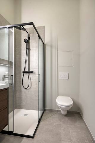 <span><strong>**TE HUUR VANAF SEPTEMBER**</strong></span><br /><br /><span>Residentie The Hills is een opbrengstpand dat voor zowel studerende jongeren in de Leuvense stadskern als in Heverlee en Brussel een goede locatie biedt. Je bent op wandel/ fiets afstand van de Leuvense Stadskern, het Sportkot, de KULeuven campussen in de binnen en buitenstad alsook het station van Leuven en Heverlee. Deze residentie is gelegen op de </span><strong>Naamsesteenweg</strong><span>. Niet alleen zijn strategische ligging is een troef maar ook de residentie zelf zal puur genieten zijn. Via de Hertogstraat bent u op enkele minuten op de </span><strong>Arenberg faculteiten</strong><span> als op de </span><strong>UCLL-campussen</strong><span>.</span><br /><br /><span>Deze residentie is een </span><strong>vernieuwbouwproject</strong><span>. De renovatie werd uitgevoerd met oog voor detail, kwaliteitsvolle materiaalkeuze en afwerking. De kamer heeft <strong>privatief sanitair</strong> en is bemeubeld. </span><span>Bijkomend heeft dit pand een <strong>gemeenschappelijke keuken</strong>. Kortom, deze residentie heeft het allemaal.</span><br /><br /><span><strong>Interesse of een bezoek ter plaatse? Dat kan! Contacteer ons: 0470 59 65 44 of verhuur@connect-immo.be</strong></span><br /><br /><span>Huurprijs: €675 + €90 (provisie voor water, verwarming, elektriciteit en internet)</span><br /><span>*Foto's zijn referentiebeelden</span>