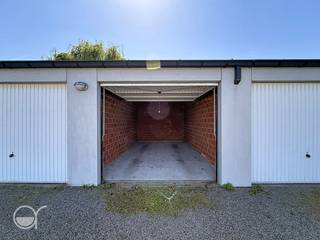 Deze garagebox is gelegen op goede locatie in de Visitatiestraat te Sint-Amandsberg. Beschikbaar vanaf 01/07/2026 en te bezoeken na afspraak...