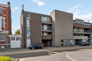 Dit instapklaar appartement uit 2012 heeft een uitstekende bereikbaarheid en dankzij de bewoonbare oppervlakte van 80 m² (bron EPC) en een ruim terras van 28 m² geniet je hier van alle comfort voor een aangename woonervaring.<br /><br />Wanneer je het appartement binnenkomt, word je verwelkomd in een gezellige inkomhal die toegang geeft tot de verschillende vertrekken. Vanuit de inkom stap je meteen de lichtrijke leefruimte binnen, waar de grote ramen zorgen voor een mooie lichtinval en een directe verbinding met het ruime terras van maar liefst 28 m². Aansluitend bevindt zich de ingerichte keuken, praktisch ingericht en voorzien van voldoende opbergruimte, ideaal om dagelijks te koken.<br />Verder in het appartement vind je twee comfortabele slaapkamers, waarvan de grootste perfect geschikt is als master bedroom en de tweede momenteel als dressing wordt gebruikt. De badkamer is uitgerust met een lavabo, ligbad en douche. Daarnaast is er een handige berging met aansluiting voor de wasmachine en extra plaats voor opslag.<br />Als kers op de taart geniet je van een prachtig aangelegde gemeenschappelijke tuin, waar je omringd wordt door groen en even helemaal tot rust kunt komen.<br />Een ruime parkeerplaats is bij aan te kopen.<br /><br />Buitengewone kenmerken:<br />- Bouwjaar 2012 <br />- Instapklaar<br />- 80 m² bewoonbare oppervlakte<br />- Groot terras van 28 m²<br />- 2 slaapkamers en 1 badkamer<br />- Gemeenschappelijke tuin