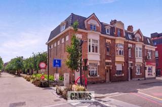 <p><span>Magnifique maison de ville de 3 chambres au cœur de Saint-Trond. </span></p><p><span> </span></p><p><span>Vous recherchez une maison élégante, prête à emménager, dans un emplacement de choix ? Alors cette charmante maison de ville située dans la Toekomststraat est exactement ce qu’il vous faut. La maison date à l'origine de 1930, mais elle a été entièrement rénovée au fil des ans et aménagée avec le souci du détail. Vous y profiterez d'un confort de vie contemporain dans une demeure de caractère.</span></p><p><span> </span></p><p><span>En entrant dans la maison, vous découvrez un hall d’entrée soigné qui donne accès à l’agréable pièce à vivre. La salle à manger lumineuse s’ouvre naturellement sur la cuisine ouverte entièrement équipée, où la cuisine et la convivialité occupent une place centrale. Les doubles portes vous mènent à l’agréable terrasse, un endroit idéal pour se détendre. À côté de la cuisine se trouvent un débarras pratique et des toilettes séparées pour les invités.</span></p><p><span> </span></p><p><span>L'ascenseur, véritable atout supplémentaire, vous emmène confortablement au premier étage. Vous y trouverez deux chambres spacieuses, une buanderie pratique et une salle de bains moderne, équipée d'une douche à l'italienne, d'un meuble-lavabo et de toilettes supplémentaires.</span></p><p><span> </span></p><p><span>Les combles, entièrement aménagés, offrent de nombreuses possibilités et servent aujourd’hui de bureau. La maison dispose également d’une cave, idéale pour bénéficier d’un espace de rangement supplémentaire. Enfin, il y a le grenier, spacieux et entièrement aménagé, qui peut être utilisé comme troisième chambre.</span></p><p><span>L'emplacement est sans aucun doute l'un des principaux atouts de cette maison. Située au centre de Saint-Trond, elle se trouve à quelques minutes à pied des commerces, supermarchés, restaurants, écoles et transports en commun. Vous profitez ainsi chaque jour du confort de la vie en ville, avec toutes les commodités à portée de main.</span></p><p><span> </span></p><p><span>Formule de prévente</span></p><p><span>Ce bien est proposé dans le cadre de la formule de prévente. Le 23 juillet 2026, entre 16 h et 19 h, vous pourrez visiter le bien exclusivement sur rendez-vous et faire une offre. Le prix indiqué est un prix de départ.</span></p><p><span> </span></p><p><span>Cette magnifique propriété a éveillé votre curiosité ? Alors, planifiez vite votre visite ! Vous avez des questions ou souhaitez obtenir plus d’informations ? N’hésitez pas à contacter l’un de nos collaborateurs au 011 36 24 24. Nous nous ferons un plaisir de vous aider.</span></p><p><span> </span></p><p><span>Les surfaces indiquées sont données à titre indicatif. Canius Real Estate ne peut être tenu responsable de l'exactitude des informations fournies.</span></p><p><span> </span></p>