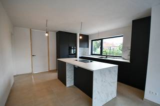 Deze prachtige halfopen bebouwing vinden we terug in een rustig gelegen buurt te Wachtebeke. De woning staat op een terrein van 313m², telt 4 volwaardige slaapkamers en beschikt over een zeer kwalitatieve afwerking.<br /><br />Indeling van de woning:<br />ruime inkomhal, gastentoilet, ruime open woonkamer met geïnstalleerde keuken, afgewerkte garage met wasplaats. Op de 1ste verdieping vinden we de nachthal, 3 ruime slaapkamers, badkamer met inloopdouche en een apart toilet. Een vaste trap geeft toegang tot verdieping 2 waar er nog een extra slaapkamer en de technische ruimte zijn ondergebracht.<br /><br />De oprit, paden en buitenberging zijn mooi afgewerkt, binnenkort zaait de eigenaar nog gras om het verhaal compleet te maken.<br /><br />De woonst beschikt over veel lichtinval, grote ruimtes en werd voorzien van vele details waardoor het hier zorgeloos genieten is.<br /><br />Vrij op: onmiddellijk.<br /><br />Huurprijs: 1.350€/maand<br /><br />Voor een plaatsbezoek kan u contact opnemen via quinten@qubic-vastgoed.be of via 0468/20 15 30.