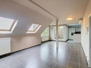 Dans le Diksmuidseweg à Boezinge, nous trouvons cet appartement lumineux et économe en énergie. Dans le village même, vous trouverez une friterie, des cafés et un Spar. Ypres est à environ 7 km. Vous pouvez toujours vous garer dans la rue, juste en face de la maison. L'appartement lui-même est situé au deuxième étage, au dernier étage, et est accessible par ascenseur.<br /><br />Disposition :<br /><br />* Étage +2 :<br />- hall d'entrée<br />- toilettes séparées<br />- espace de vie lumineux avec climatisation<br />- cuisine semi-ouverte équipée d'un évier double, d'un lave-vaisselle, d'une plaque vitrocéramique avec hotte, d'un réfrigérateur et d'un four<br />- salle de rangement/buanderie attenante<br />- une terrasse orientée sud-ouest avec vue<br />- 2 chambres spacieuses<br />- salle de bain moderne avec douche à l'italienne, baignoire, toilettes et double vasque dans le mobilier<br /><br />=> Étiquette EPC B<br />=> Disponible immédiatement