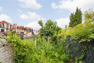 Te koop: te renoveren woning met een mooie oppervlakte van 171 m² en ideaal potentieel om een woning naar uw smaak te creëren.Ideaal gelegen nabij het centrum van Doornik, is deze woning perfect geschikt voor een eerste aankoop of als investering.De woning is als volgt ingedeeld:Op het gelijkvloers vindt u een inkomhal met zichtbare trap, een leefruimte in twee delen, een ruimte die dienstdoet als keuken en een veranda. De kelderverdieping omvat een kelder. Op de eerste verdieping geeft de nachthal toegang tot twee slaapkamers. Op de tweede verdieping biedt een ruime zolder de mogelijkheid om, volgens uw behoeften, twee extra slaapkamers in te richten.Buiten geniet u van een goed georiënteerde en volledig omheinde tuin.Technische aspecten: centrale verwarming op gas, elektrische boiler, conforme elektriciteit, houten en PVC ramen met dubbele beglazing, aansluiting op de riolering, manuele rolluiken. Kadastraal inkomen: €864. EPC: F.Meer info of bezoek via christophe@immobeguin.be
