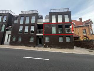Dit 2-slaapkamer appartement bevindt zich in hartje Kruishoutem, op wandelafstand van het centrum, diverse winkels, bibliotheek, apotheek...We...