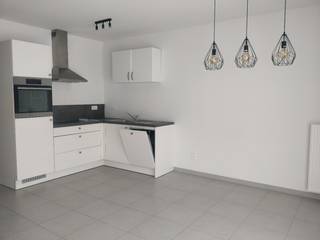 Dit moderne gelijkvloerse instapklare appartement (bouwjaar 2020) is gelegen in het hartje van Lokeren, biedt alle moderne faciliteiten en is het ontworpen met het oog op functionaliteit en esthetiek.<br /><br />Het appartement beschikt over een ruime woonkamer met veel natuurlijk lichtinval, waardoor het een aangename en uitnodigende sfeer biedt. De open keuken is volledig uitgerust met hoogwaardige apparatuur.<br /><br />Het appartement telt twee slaapkamers en een aparte bergruimte/wasruimte. De badkamer is modern en voorzien van een inloopdouche en wastafel.<br /><br />Dit appartement is gelegen in Residentie Sering (gelijkvloers) met een lift, wat het gemakkelijk maakt om toegang te krijgen tot de verschillende verdiepingen. Daarnaast beschikt het appartement over een ondergrondse garage met zijn eigen autostaanplaats en private kelderberging.<br /><br />Het grote terras met veel zonlicht is een grote troef! Met een bewoonbare oppervlakte van 74 vierkante meter biedt dit appartement voldoende ruimte om comfortabel te leven. Het E-peil van 35 is uitstekend, wat betekent dat het appartement energiezuinig is en u kunt genieten van lagere energiekosten.<br /><br />De huurprijs bedraagt €775 + €70 vaste kosten per maand.<br /><br />Kortom, dit appartement in Lokeren biedt alles wat u nodig heeft voor een comfortabel en modern leven. Met zijn moderne faciliteiten, ruime slaapkamers, eigen ondergrondse autostaanplaats, private kelderberging en energiezuinigheid, is het een ideale keuze voor iedereen die op zoek is naar een stijlvolle en praktische woning.<br /><br />Aarzel niet en contacteer ons vandaag nog voor meer info of een bezichtiging!