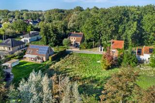 Deze bouwgrond is rustig gelegen in Boutersem, in groene omgeving. Het perceel biedt de ideale kans om uw droomwoning te realiseren.Indeling en...