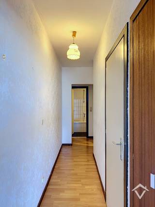 Dit appartement met één slaapkamer is perfect gelegen op wandelafstand van het bruisende centrum van Oostende en biedt een onovertroffen uitzicht op de havengeul. Tevens is het strand van Oostende op 100m. <br /><br />Het appartement beschikt over volledig nieuwe beglazing waardoor dat het appartement energiezuinig is. De indeling is als volgt: gemeenschappelijke hal - trap - lift - inkomhal - lichtrijke living - keuken - terras binnenin - badkamer (ligbad en wastafel) - apart toilet en aparte slaapkamer. <br /><br />Vrij vanaf 1/07/2026. Maximum voor 2 personen, voor bewoning als domiciliëring. Huurprijs 725 €/mnd + 50 €/mnd syndic. <br /><br />Bij interesse, gelieve enkel en alleen te reageren via het contactformulier. Wij contacteren u terug van zodra een bezoek mogelijk is.