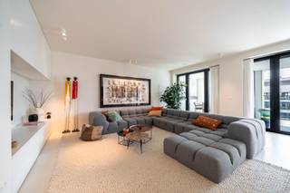 <p><span>Exclusief luxeappartement met prachtig zicht gelegen aan de vernieuwde Scheldekaaien in een uniek gebouw nov Zwitserse architect Max Dudler. Ca 160 m² bew. opp. met een hoogwaardige afwerkingsgraad bestaande uit een zeer ruime leefruimte met aansluitende winterterras, als extra woonvolume en een uitzonderlijke open ingerichte leefkeuken voorzien van alle nodige apparatuur (merk Miele & Liebherr + Quooker toestel). Op de volledige breedte van het appartement treft u een uiterst aangenaam terras met zijdelings Scheldezicht. Een riant collectief dakterras met vergezichten over de Schelde vormt een heerlijke bijkomende buitenruimte. Achteraan treft u thans 2 ruime kamers (initieel waren dit er 4 op plan), wo de masterbedroom met inbouwkasten en aansluitende badkamer (ligbad, inloopdouche, wc & 2 wastafels). Beide kamers hebben doorgang tot een 2de groot terras met zicht op een uitgestrekte binnentuin. Het geheel geniet van een uitzonderlijk lichtinval en een schitterende afwerking met vloerverwarming & Mortex op de meeste plaatsen. Vestiaire, gastentoilet en een 2de doucheruimte op de gang. Hier horen drie kelders bij en 2 ondergrondse staanplaatsen (+ 1 laadpaal) kunnen elk aan 45.000 mee aangekocht worden. Dit "Scheldehof" project staat bekend om zijn uitzonderlijke architecturale kwaliteit en zijn energiezuinige technieken. Uniek object op een rustige uitvalsbasis & op wandelafstand van het centrum.</span></p>
