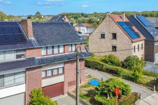 Een ruime en degelijke driegevel woning met oa. 3 slaapkamers, oprit/parking, garage, terras en tuin op een perceel van 9a86ca. Rustig gelegen nabij alle faciliteiten en invalswegen.<br /><br />Op het gelijkvloers: inkomhal met toilet (7.00m²), gezellige leefruimte (32.00m²), keuken (12.00m²), veranda (21.00m²);<br />Op de eerste verdieping: nachthal, 3 slaapkamers (8.50 / 16.50 / 17.00m²), badkamer (wastafel, bad, toilet);<br />Verder: bergzolder (18.00m²), kelders (19.00m²), ruime garage (36.00m²), oprit/parking, terras en aangename verzorgde tuin;<br /><br />Buitenschrijnwerk hout dubbele beglazing – Centrale verwarming op stookolie<br />EPC: 308 Kwh/m² (label: D - geen renovatieverplichting!) - UC: 3899748<br />Perceeloppervlakte: 9a 86ca - kadastraal inkomen: 1.346 EUR<br />Nutsvoorzieningen: regenwaterput<br />Vrij bij akte<br /><br />Stedenbouwkundige inlichtingen aangevraagd.