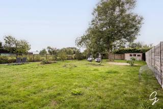 Energiezuinige en instapklare woning met 4 a 5 slaapkamers met grote tuin te Lebbeke.<br />Op zoek naar een ruime, energiezuinige woning in een rustige omgeving? <br /><br />Op het gelijkvloers bevinden zich een inkomhal, heel ruime lichtrijke leefruimte met open keuken, slaapkamer en prachtige badkamer en wasplaats/berging. <br /><br />De eerste verdieping omvat drie slaapkamers. Daarnaast is er een extra ruimte die perfect kan dienen voor een 5 de slaapkamer of kan tevens ingericht worden als dressing of bureauruimte.<br /><br />De grote tuin, ligging en EPC label A zijn extra troeven. <br /><br />Een comfortabele en veelzijdige gezinswoning met tal van mogelijkheden voor wonen én werken, op een rustige maar goed bereikbare locatie.<br /><br />Kom je deze prachtige woning graag zelf ontdekken? <br />Contacteer Tom op 0471 59 40 43 of mail naar tom@cornelis-goeman.be